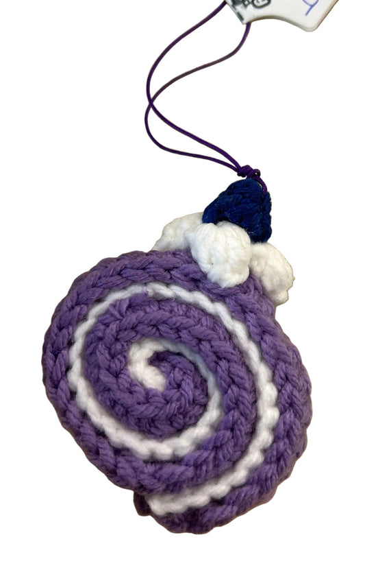 Crotchet cake roll charm
